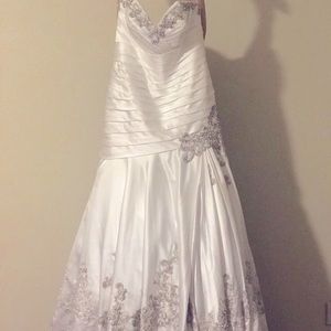 NEVER WORN Allure Bridal Wedding Gown